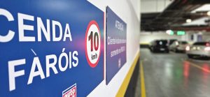 Vantagens de terceirizar a gestão de estacionamento, incluindo melhorias na eficiência, redução de custos e maior segurança na operação de estacionamentos.