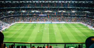 Arena de futebol lotada com torcedores, vista geral do estádio durante uma partida, ideal para quem busca uma localização para abrir estacionamento.