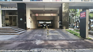 Entrada de estacionamento subterrâneo moderna com sinalização clara, ideal para quem busca montar estacionamento eficiente e seguro.
