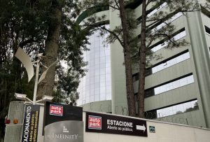 Imagem de um estacionamento rotativo com um veículo estacionado e uma pessoa ao lado, promovendo conveniência para motoristas. Ideal para quem busca soluções de estacionamento rotativo.