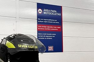 Sinalização dedicada a motos em estacionamento de shopping center.