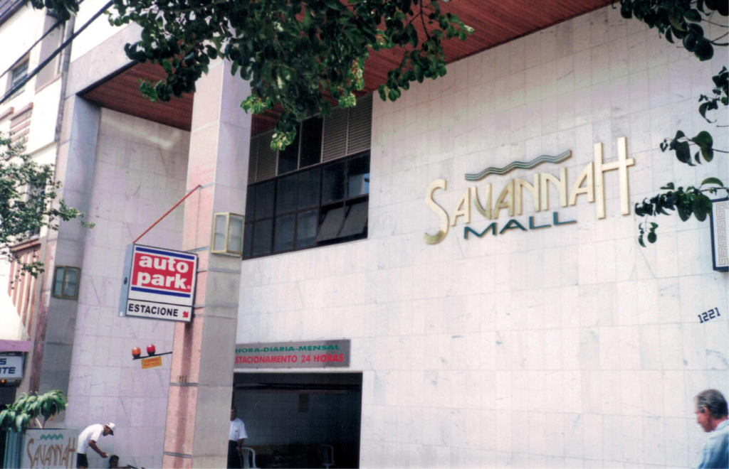Fachada do Autopark Savannah Mall em Minas Gerais, com placa “Autopark”, sinalização de estacionamento e entrada na área externa do shopping.