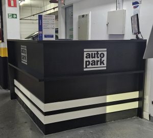 Balcão de atendimento Autopark demonstrando como a terceirização de estacionamento pode aumentar a rentabilidade do estacionamento.