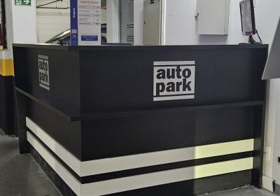 Balcão de atendimento Autopark demonstrando como a terceirização de estacionamento pode aumentar a rentabilidade do estacionamento.