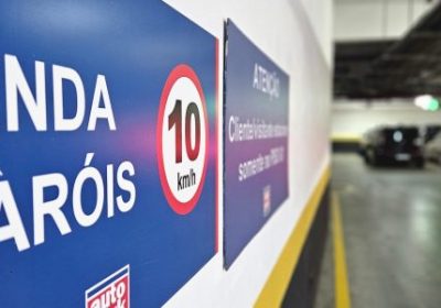 Vantagens de terceirizar a gestão de estacionamento, incluindo melhorias na eficiência, redução de custos e maior segurança na operação de estacionamentos.