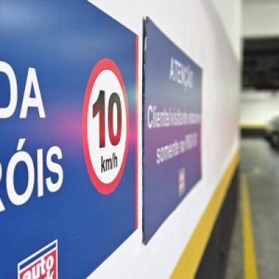Vantagens de terceirizar a gestão de estacionamento, incluindo melhorias na eficiência, redução de custos e maior segurança na operação de estacionamentos.