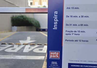 Placa informativa sobre o funcionamento de estacionamento terceirizado no Auto Park, destacando horários e tarifas, para otimizar a terceirização de estacionamentos.