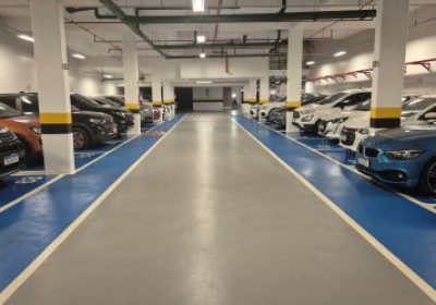 Imagem de um estacionamento bem organizado com várias vagas e espaço livre, ideal para quem busca administrar estacionamento de forma eficiente.