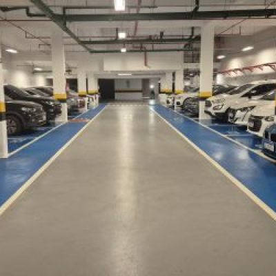 Imagem de um estacionamento bem organizado com várias vagas e espaço livre, ideal para quem busca administrar estacionamento de forma eficiente.