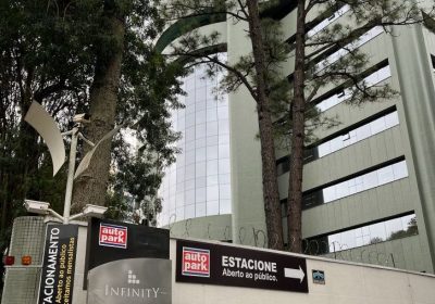 Imagem de um estacionamento rotativo com um veículo estacionado e uma pessoa ao lado, promovendo conveniência para motoristas. Ideal para quem busca soluções de estacionamento rotativo.