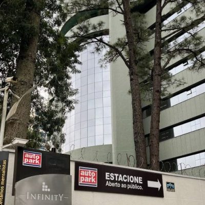 Imagem de um estacionamento rotativo com um veículo estacionado e uma pessoa ao lado, promovendo conveniência para motoristas. Ideal para quem busca soluções de estacionamento rotativo.