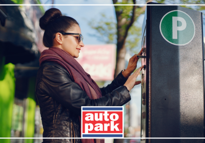 Mulher utilizando um estacionamento com alta rentabilidade.