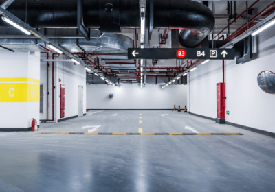 Imagem de pátio com vários carros que vão aproveitar os serviços em estacionamento disponíveis que a administradora da garagem oferece.