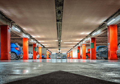 Imagem de um estacionamento coberto bem organizado, destacando a conveniência de oferecer estacionamento mensal para clientes, facilitando acessibilidade e segurança.