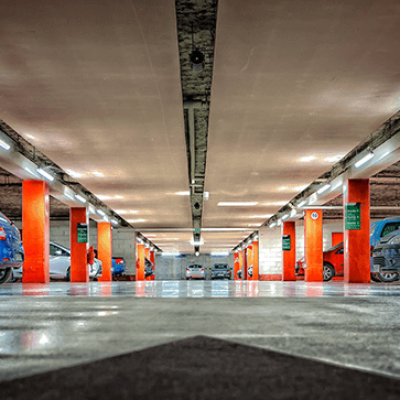 Imagem de um estacionamento coberto bem organizado, destacando a conveniência de oferecer estacionamento mensal para clientes, facilitando acessibilidade e segurança.